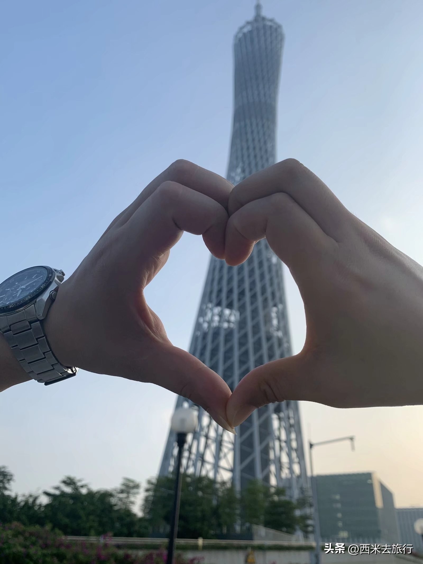 广州地标广州塔高耸入云壮观无比,广州塔巨型高达