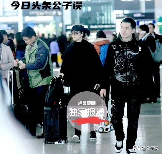 一张和冯小刚的“夜宿门”照片,彻底撕下了沈星的遮羞布