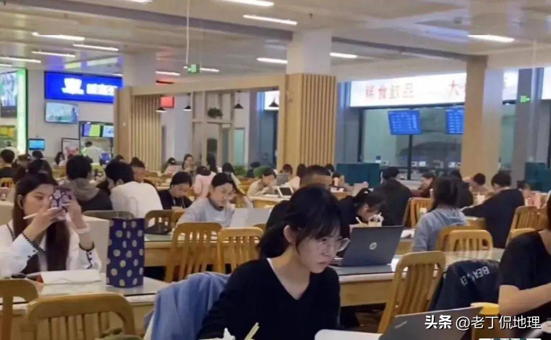 国内某211名校食堂的*拍偷**照曝光，揭露了对年轻人最低级的*局骗**