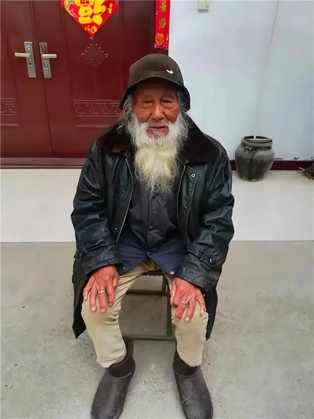 李继胜：87岁的他当“裸模”20年，与24岁女孩同住，子女都不来往
