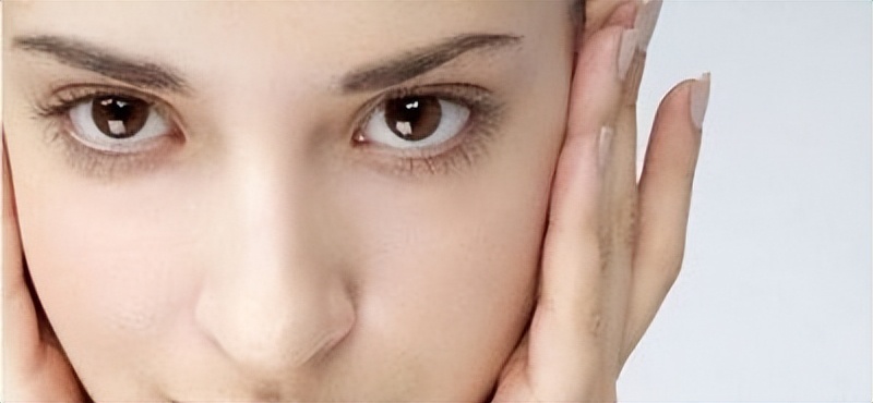 眼部大号脂肪粒去除过程视频,眼部脂肪粒如何去除小妙招