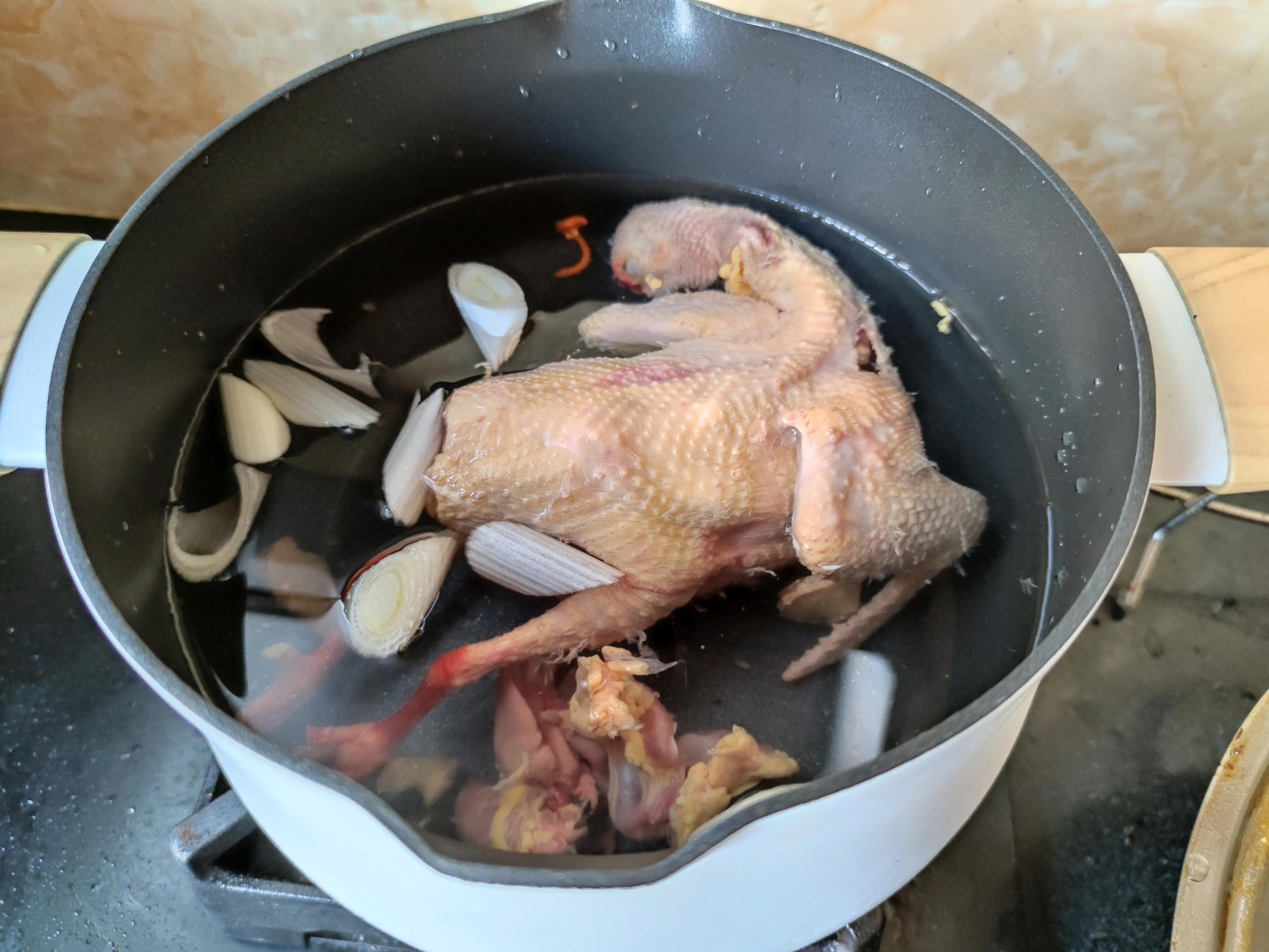 “一鸽胜九鸡”，杀鸽子到底用不用放血？鸽子该如何处理才美味？