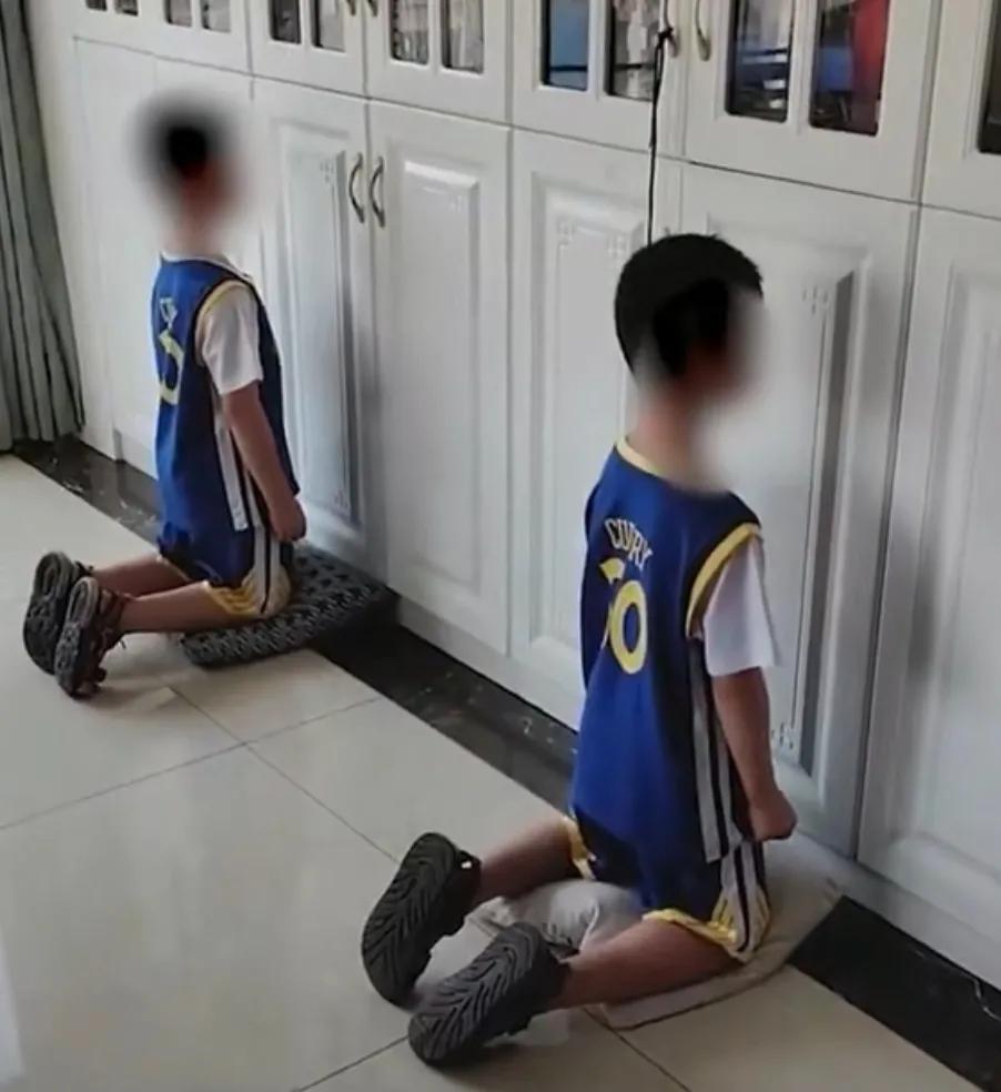 孩子捡到钱花了被罚跪,小男孩做错事被父母罚跪