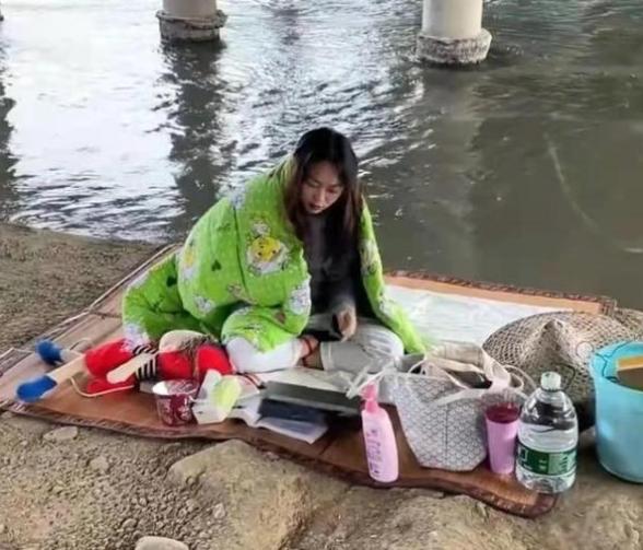 成都女大学生创业失败睡桥洞,创业失败女大学生