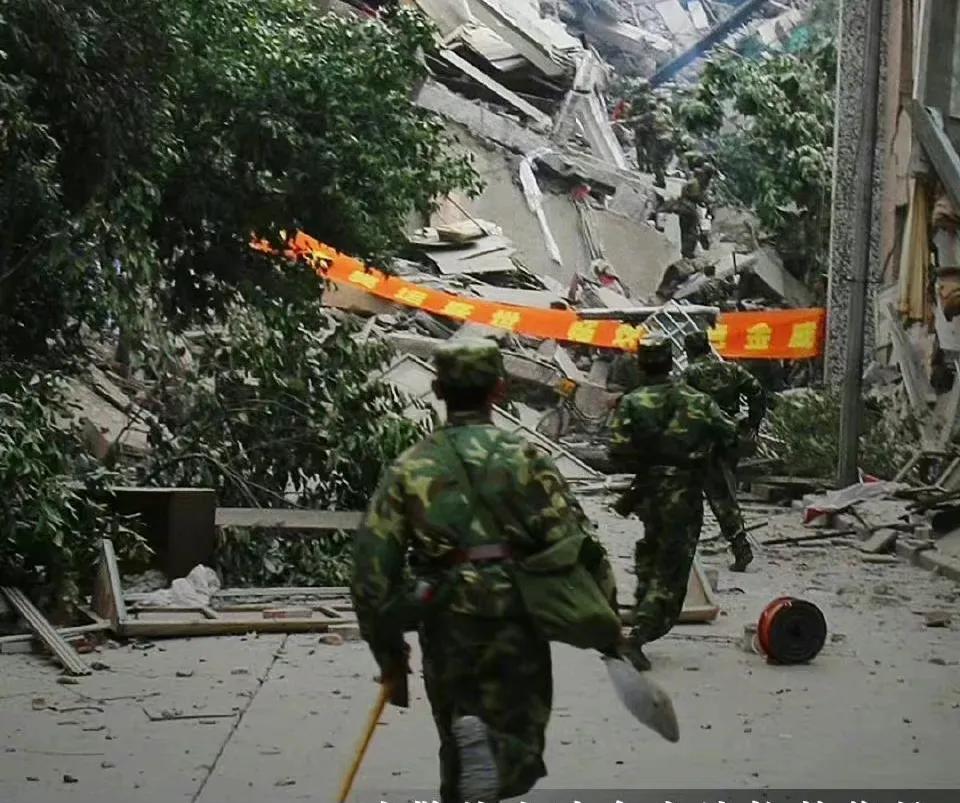 512汶川大地震视频真实记忆,跨越14年的汶川记忆漫画