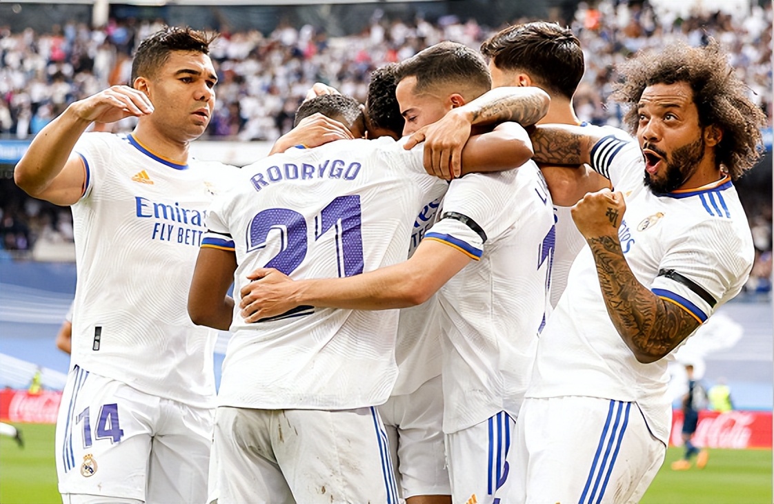 众生相!马塞洛高举奖杯,安切洛蒂被抛起,阿扎尔“带伤”庆祝