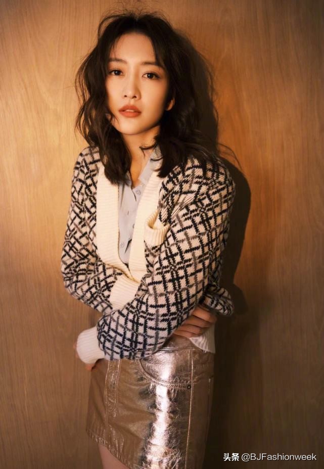 王鸥穿白色吊带搭阔腿裤高挑纤瘦,王鸥身穿网格套装裙搭配过膝长靴