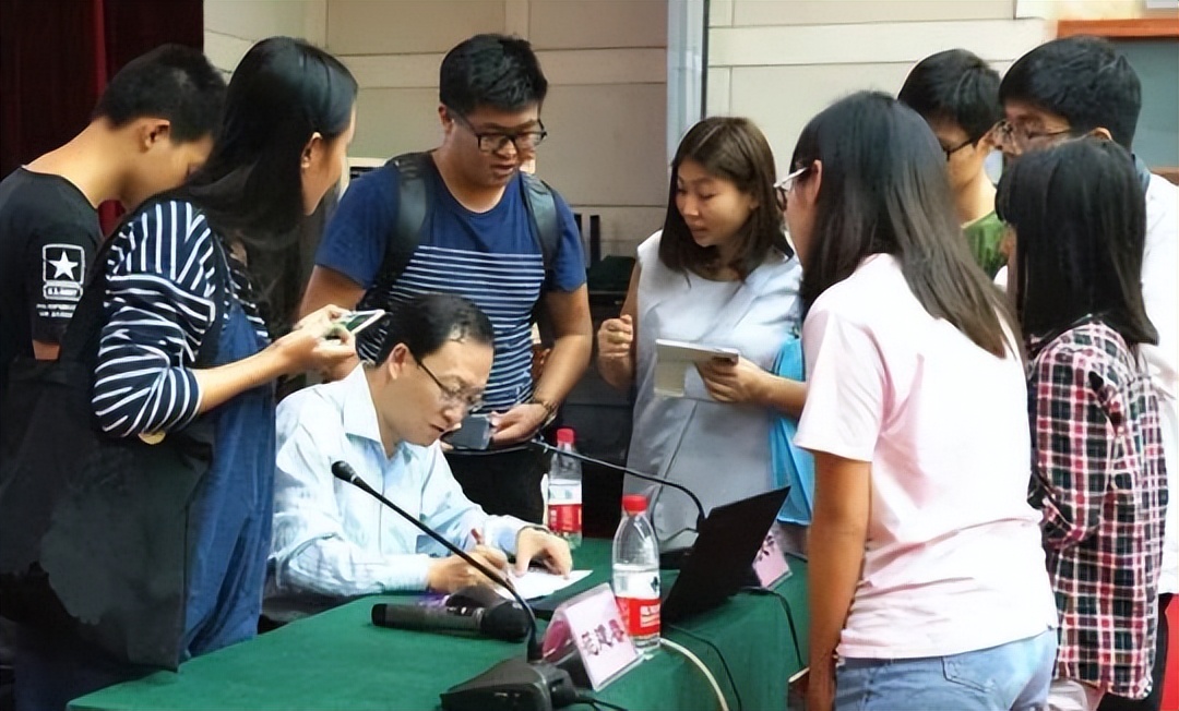 “小破车贴新标”，大学生用梗图形容导师改完的论文，笑不活了