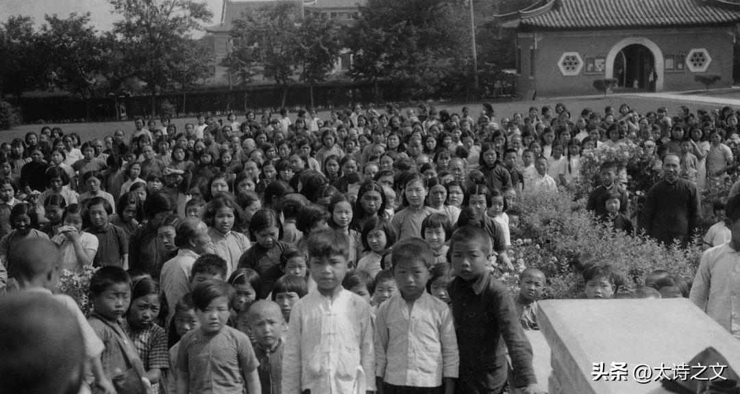 老照片：年轻母女在街头揽客卖纱巾，暗娼舞女冲进屋里耀武扬威3
