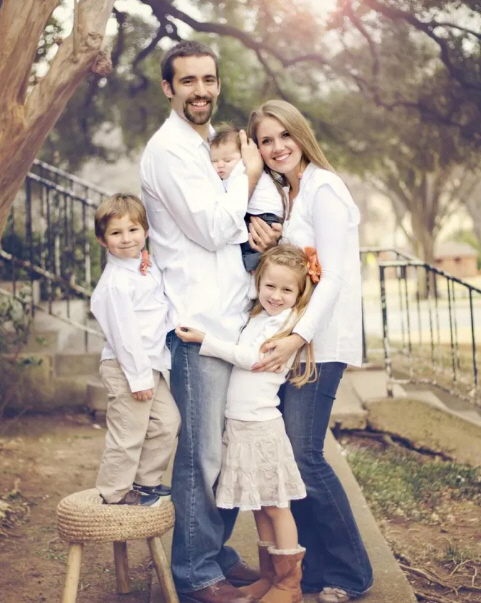 男子探险被卡在山洞里,男子进洞穴探险被卡住再没出来