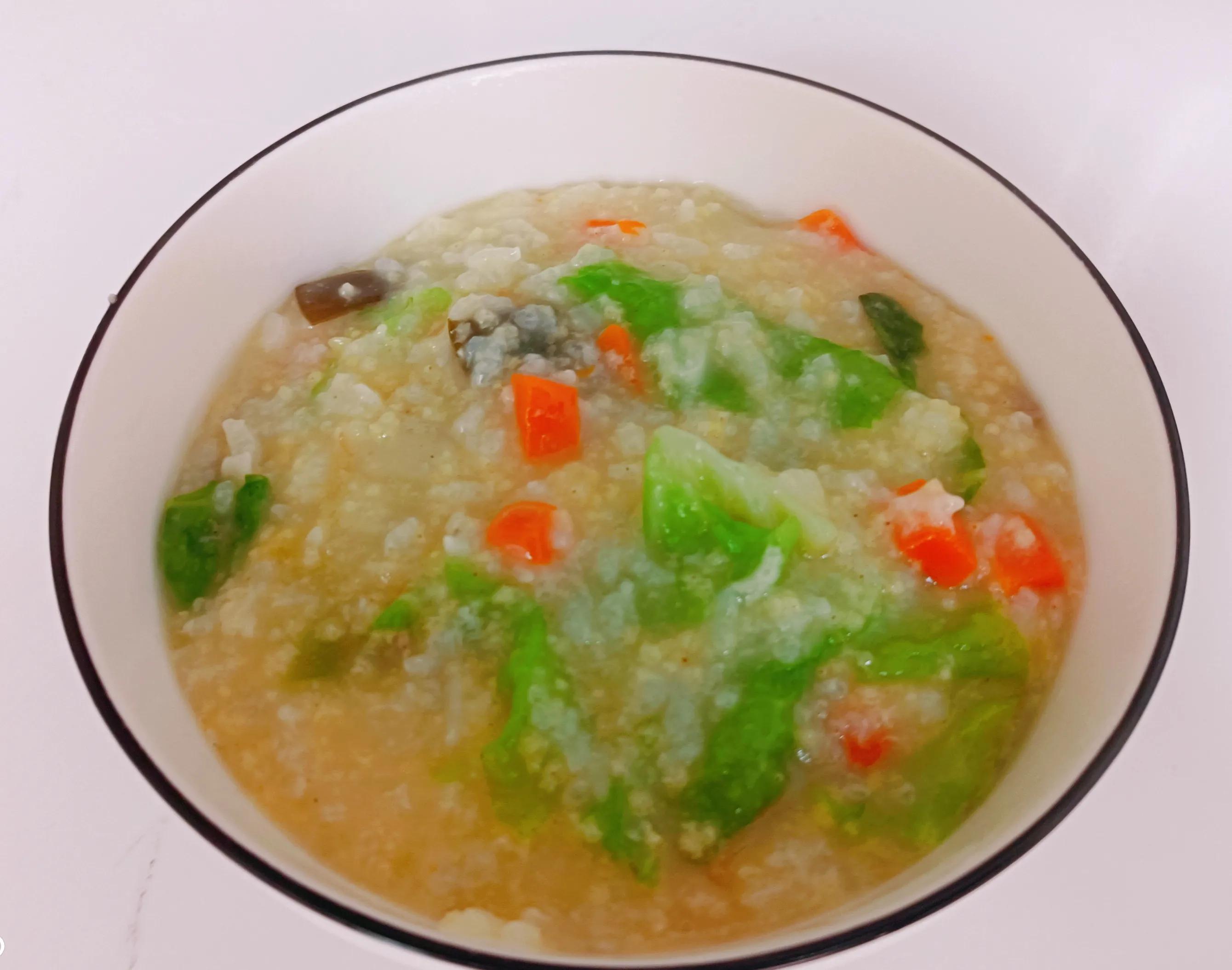 秋季养生多喝汤，还喝粥。肉丝白菜小米粥做法，强身健体正当吃