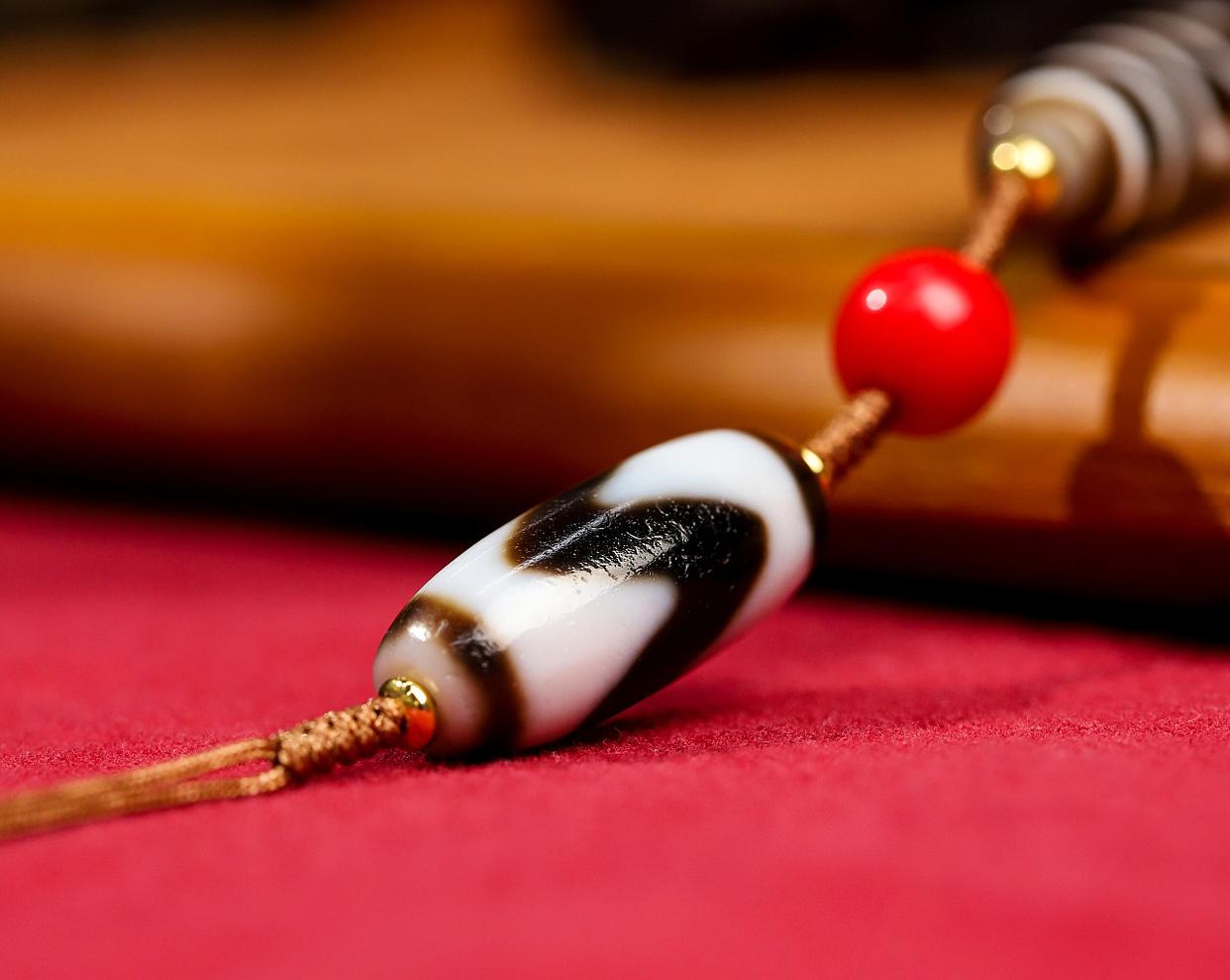 尼泊尔的天珠为啥便宜,全球唯一一个尼泊尔蓝纯天然天珠