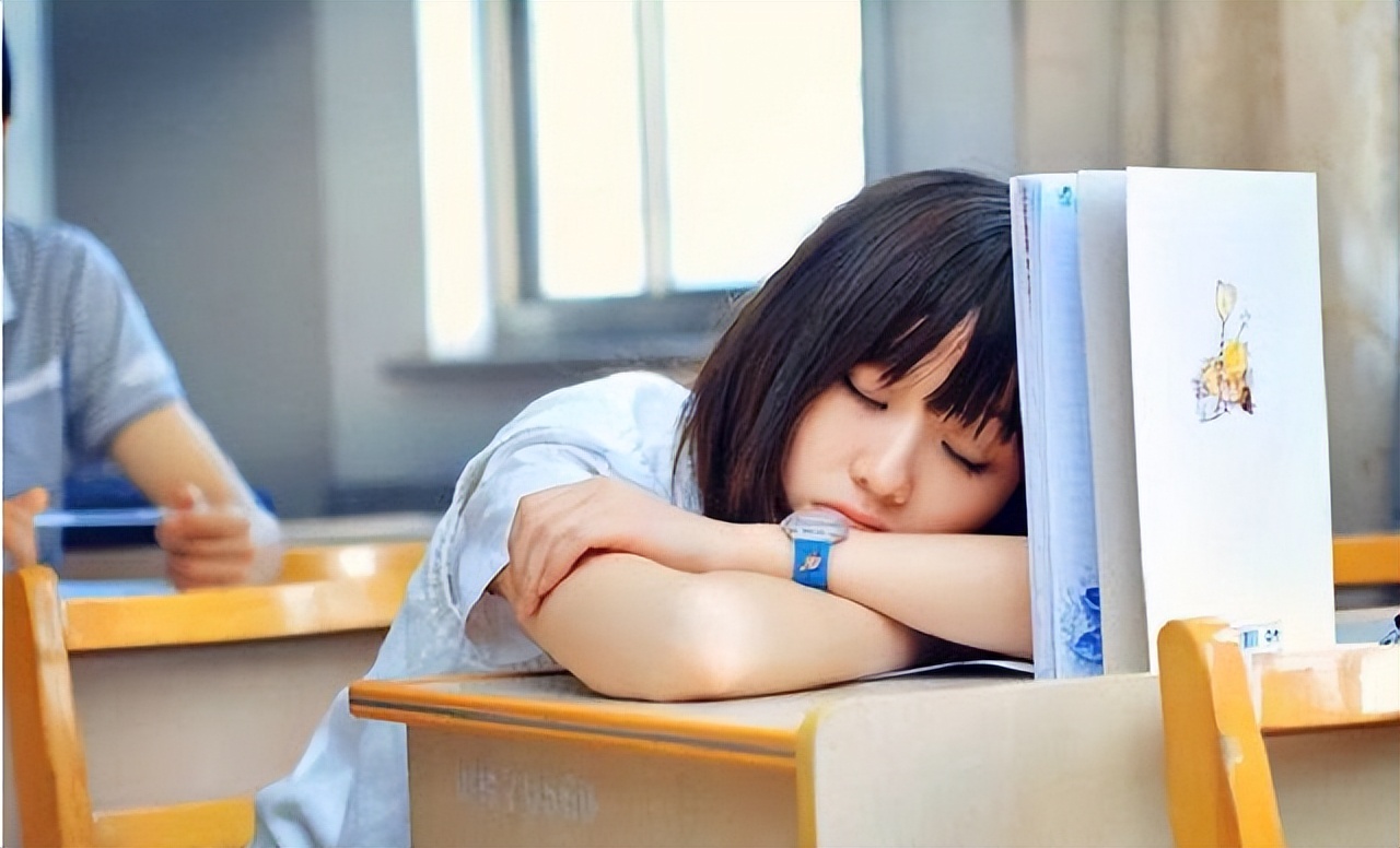 男孩课后吃女同桌桌上的口水，回去后腹痛难忍。