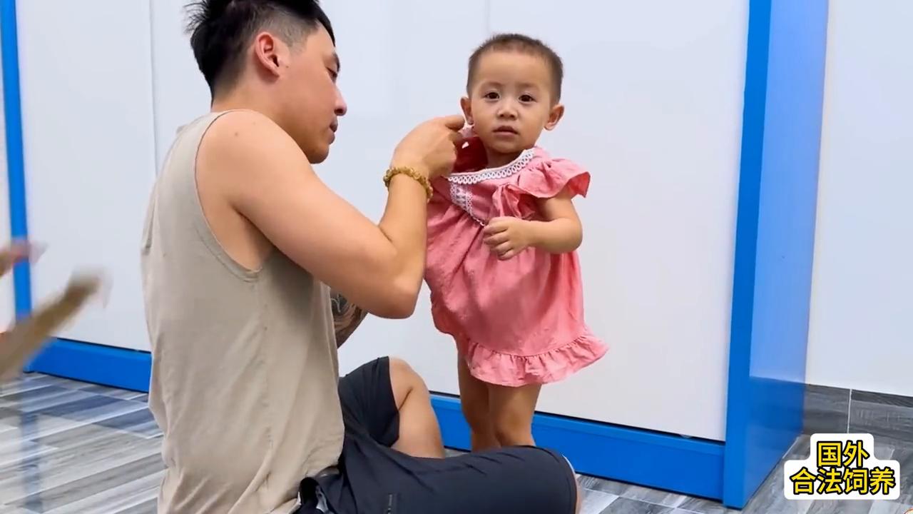 妹妹偷吃小猴子的东西,妹妹偷吃东西被发现