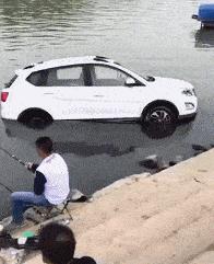 如何评价这个女主持人，主持了一半把*袜丝**脱了？