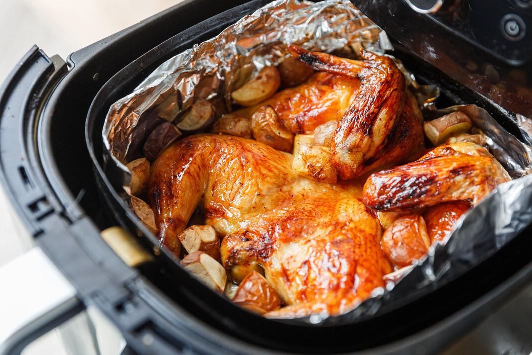 买空气炸锅好还是买微波炉比较好,空气炸锅原理和微波炉有什么区别