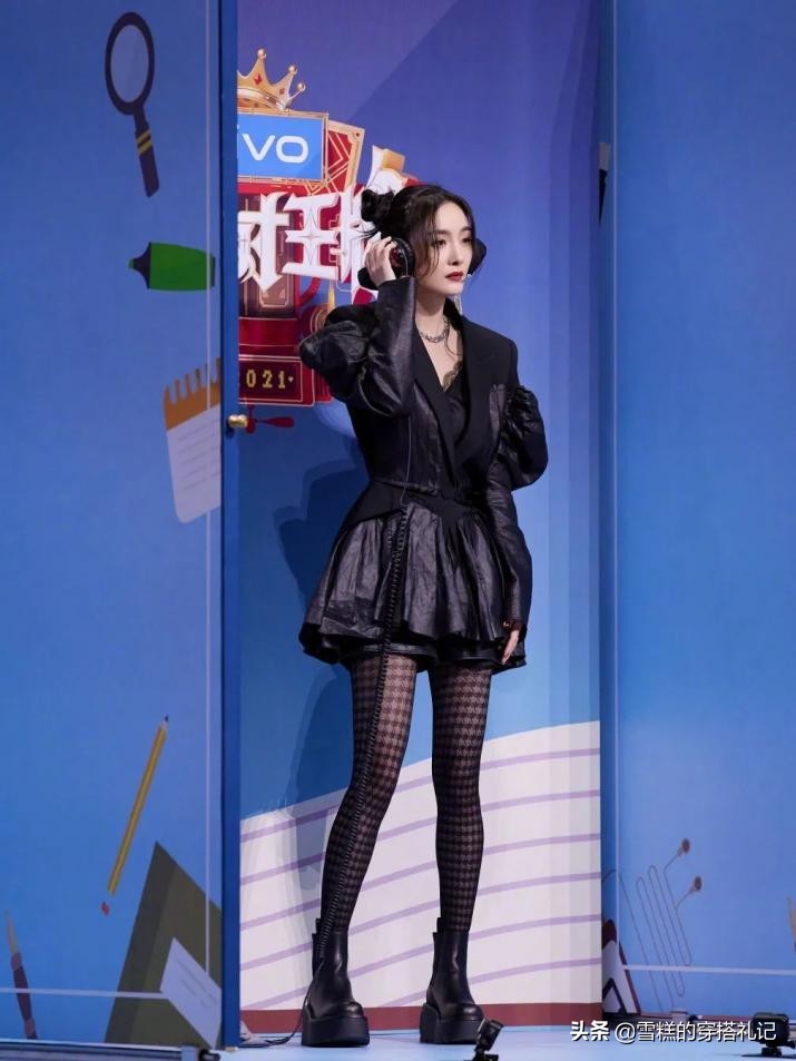 今年流行黑丝配玛丽珍鞋,夏季怎么穿黑色玛丽珍鞋