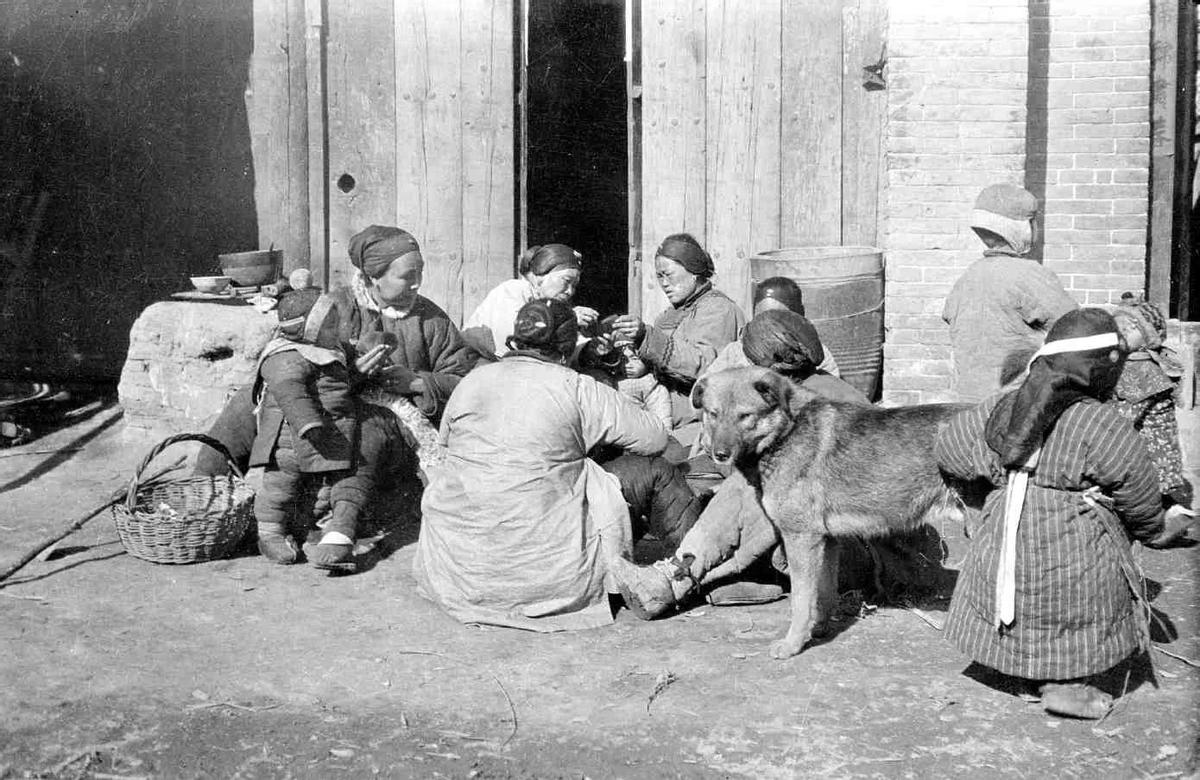 老照片里的汉奸,两个女汉奸与日寇合影