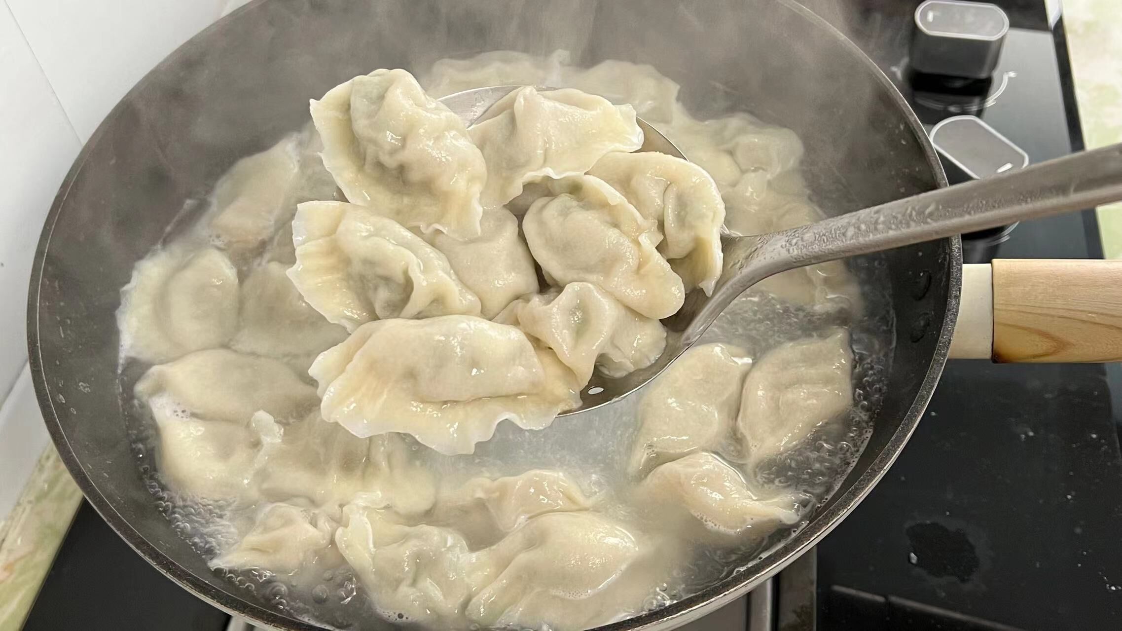 芹菜与芸豆饺子,韭菜芹菜鸡蛋素菜饺子