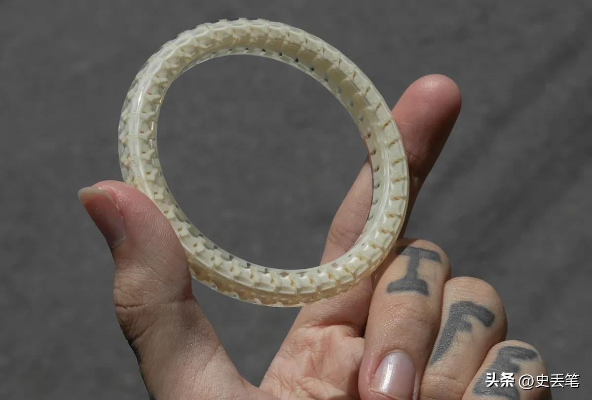他将蛇骨做成戒指和首饰，最高一件可以卖到1500万越南盾