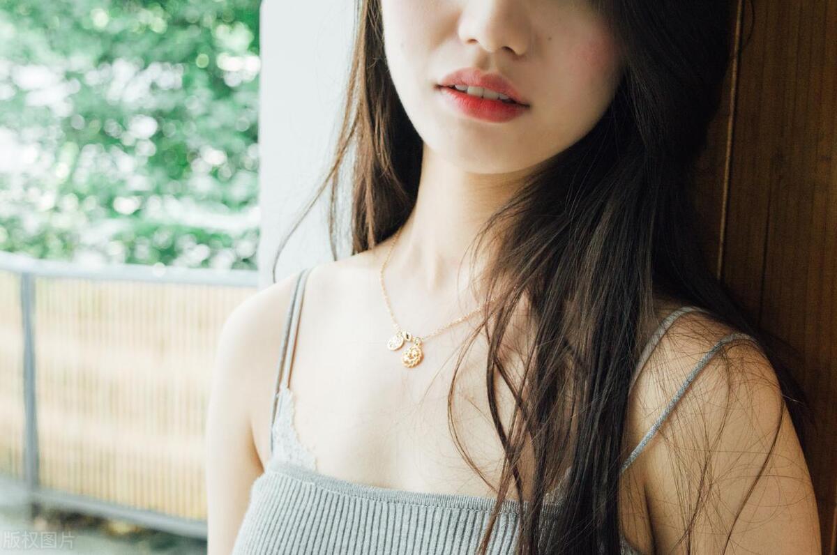 我22岁，上课*处私**痒的厉害，挠了几下，同桌看见，说我发春