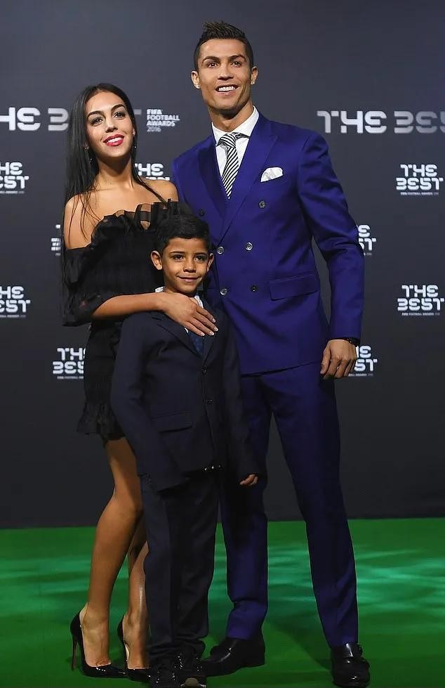 c罗伊莲娜乔治娜对比,c罗为何选择乔治娜而放弃伊莲娜