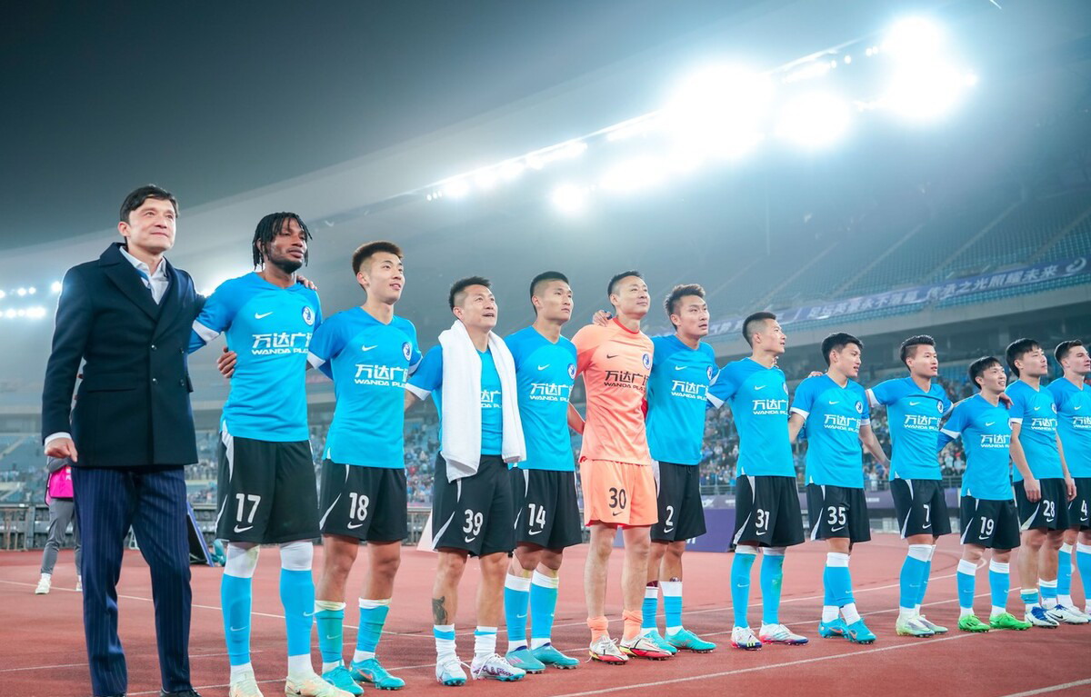 今晚！2大平台直播中超大连人VS天津，足球城齐心协力！继续死拼