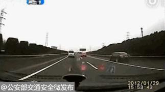 2名南水男子开上鹤港高速后，突然将车停在岔道口，随后关掉了大灯没了动静！