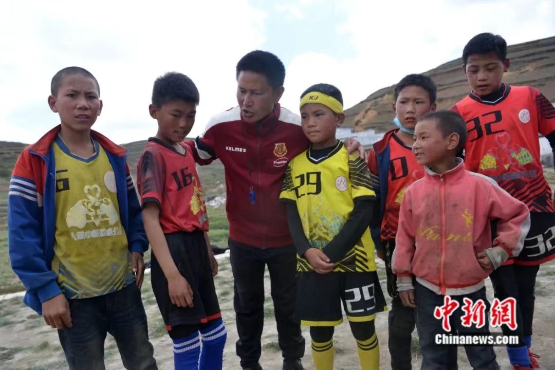 一双球鞋一人一只，凑成“黄金左右脚”！没有什么能够阻挡“运动小子”们的热爱