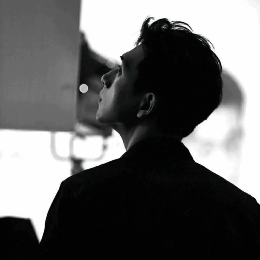 离别孤身一人的男生头像,一个人独自撑伞头像男生真人