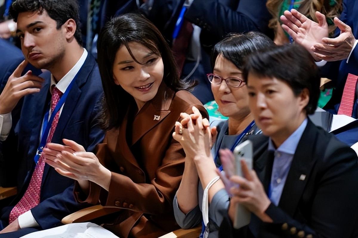 韩国第一夫人用美貌为老公撑门面！穿收腰西装出访加拿大，超拉风