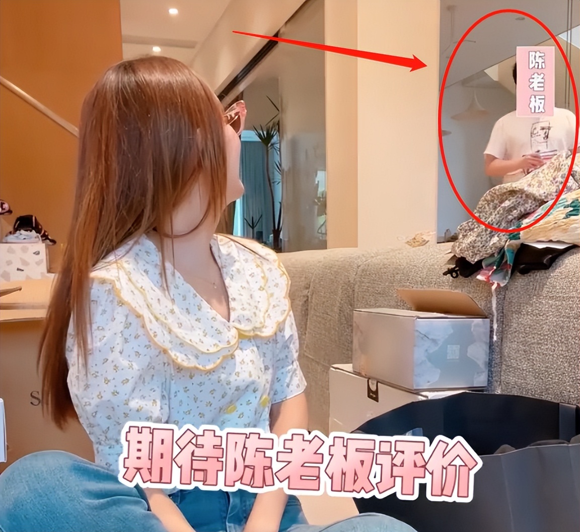 张子萱陈赫一家四口现身机场,张子萱直播陈赫出镜视频