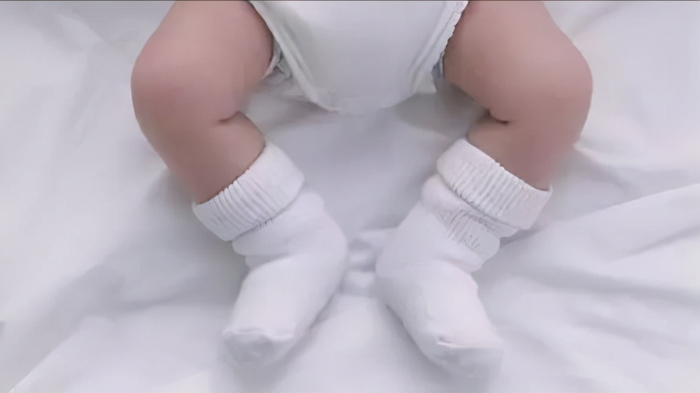 小孩老是光脚有厚袜吗,小孩穿鞋总爱脱