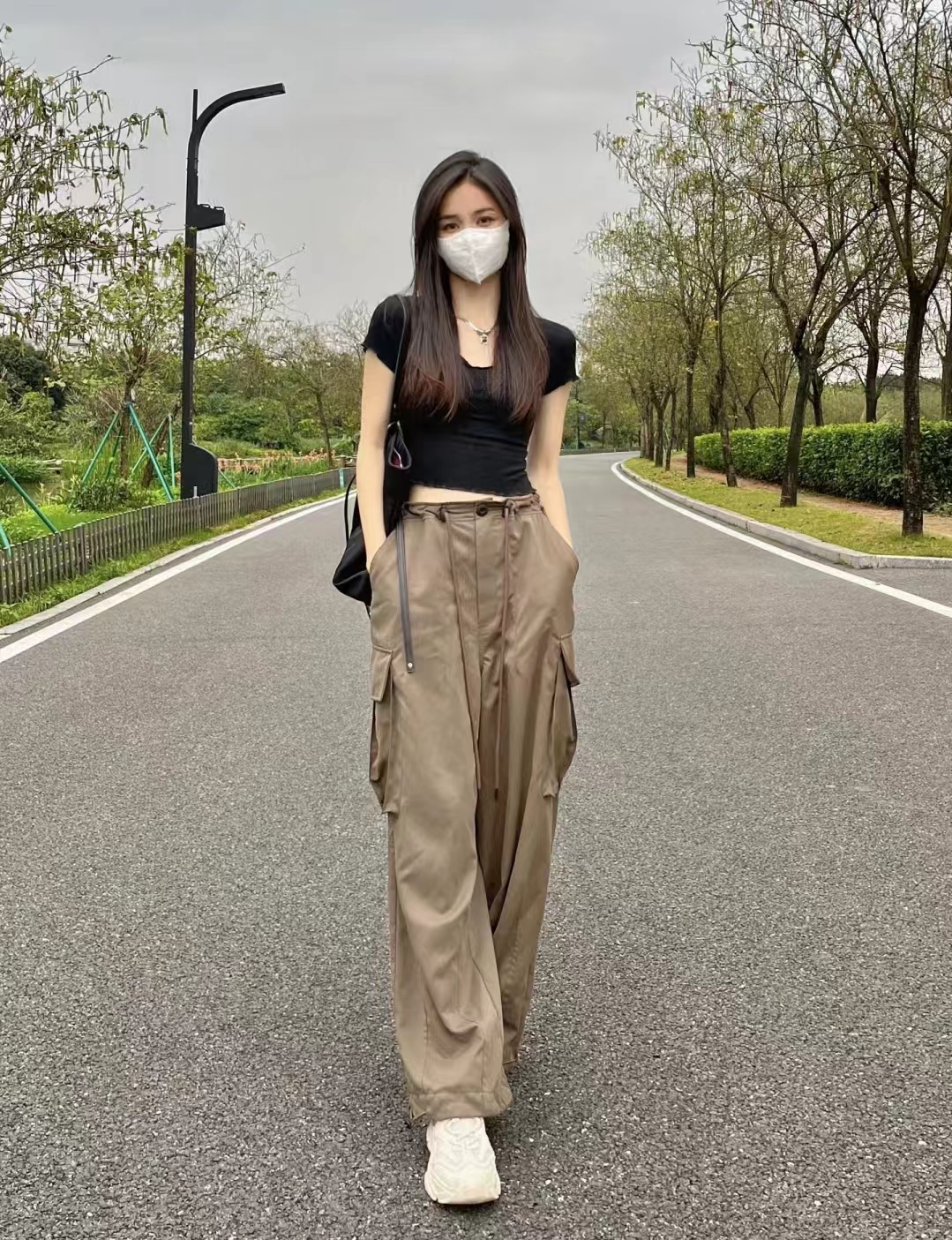 卡其色衣服怎样搭出高级感,早秋卡其色长袖衬衫外套高级穿搭