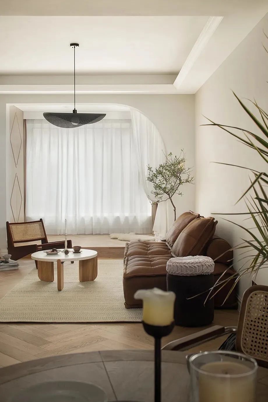 白色为主的客厅配什么颜色沙发图,客厅是白色的要选什么颜色的沙发