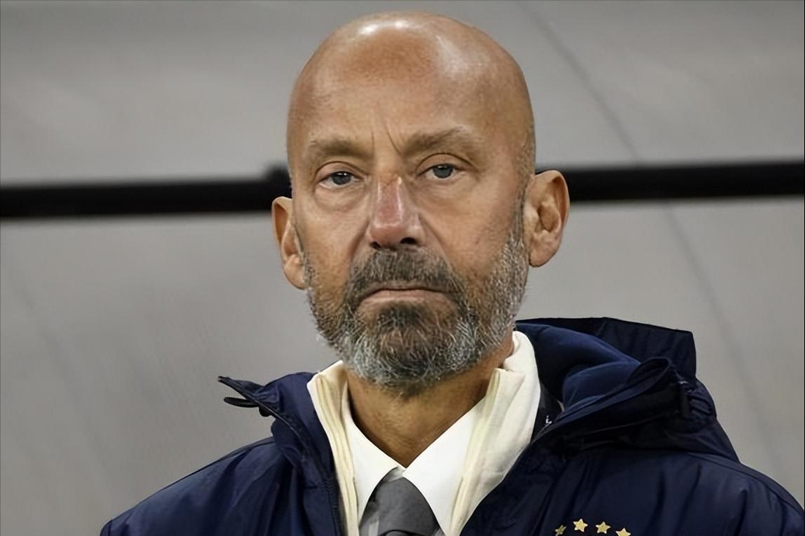 曼奇尼送别维亚利,足坛名宿维亚利离世