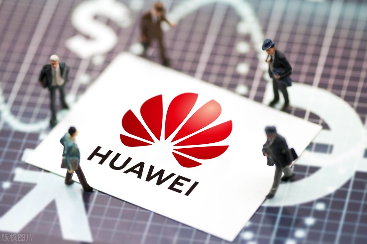 足球连进5球莱万赛后庆祝,足球莱万九分钟五球采访