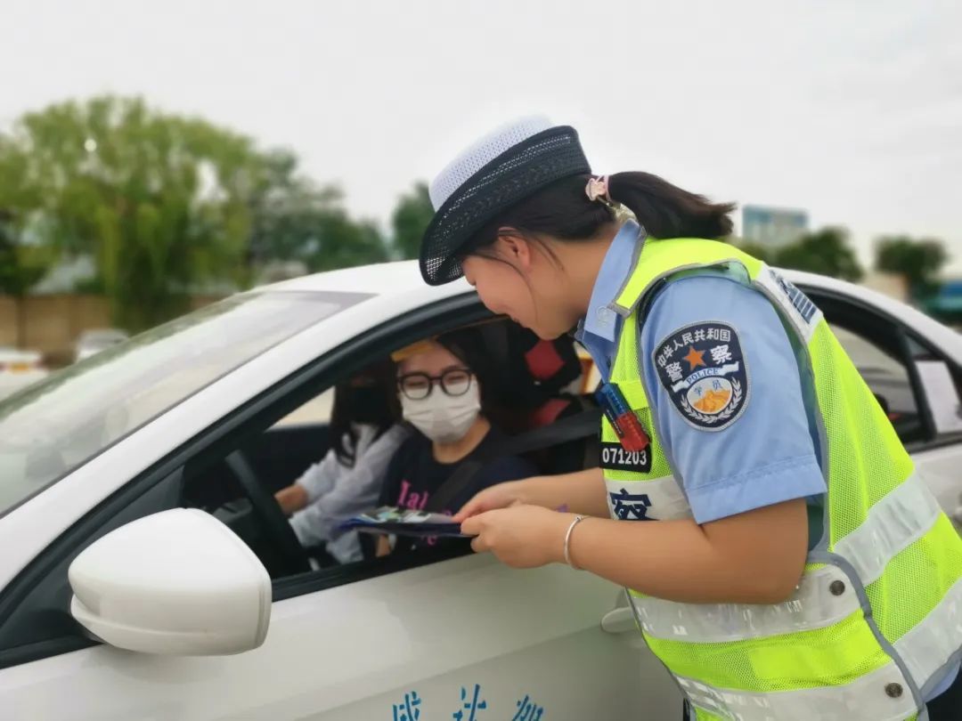 交警到驾校开展交通安全宣传活动,交警暑假交通安全宣传