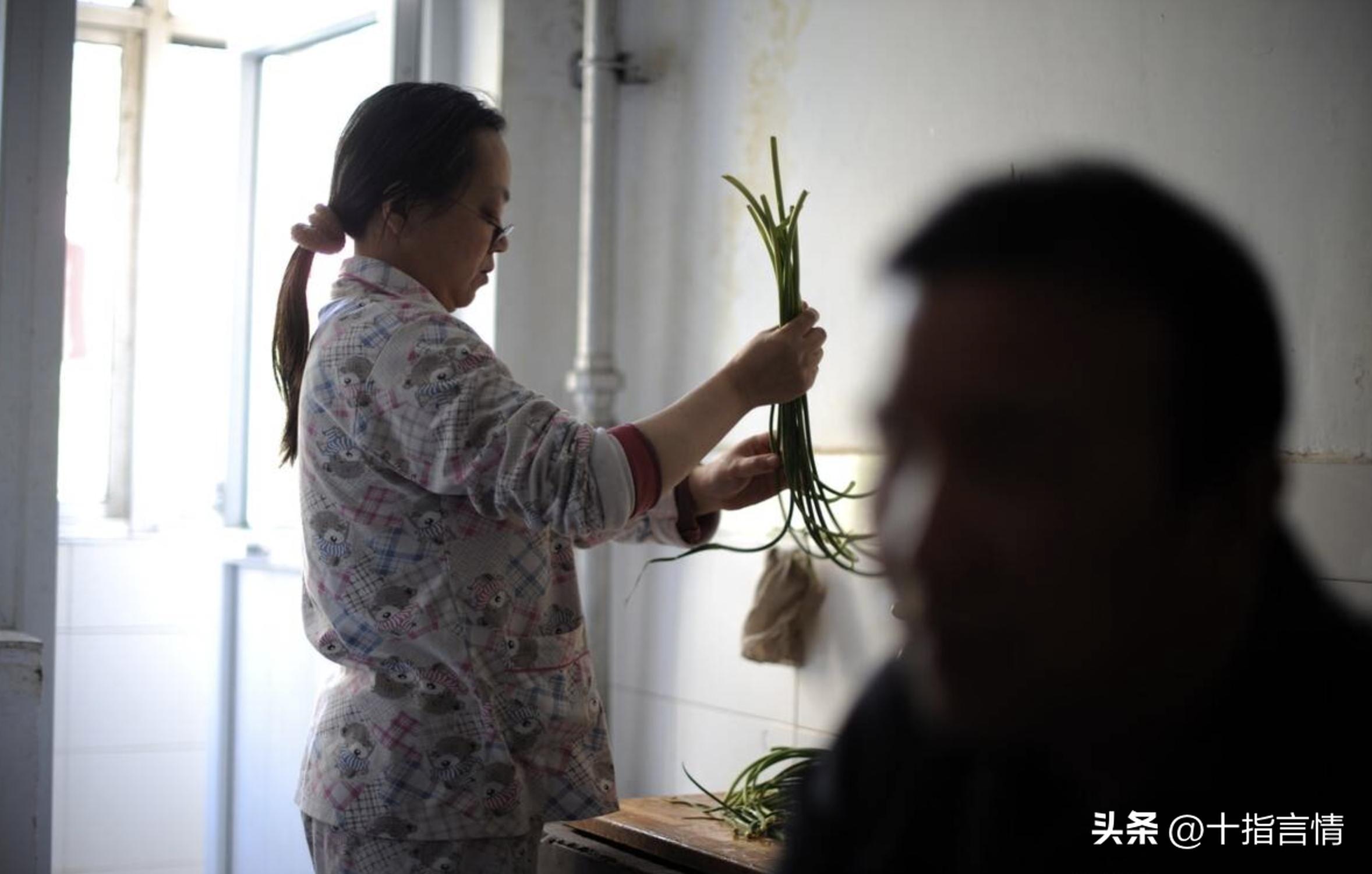 79岁老人自述住养老院不如请保姆,76岁老人自述请保姆伺候养老