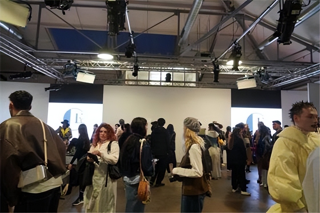 成都纺专教师携原创女装品牌亮相2023伦敦时装周