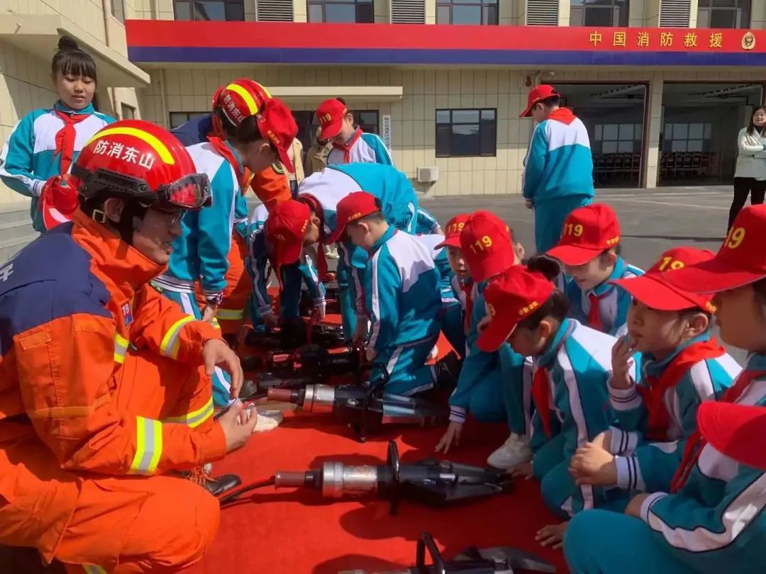 消防安全伴你童行知识小课堂,安全童行消防演练