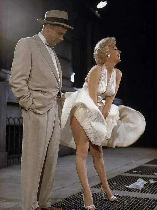 “酥胸半露”却偏要捂着,故作矜持,有一种尴尬叫迪丽热巴玩性感