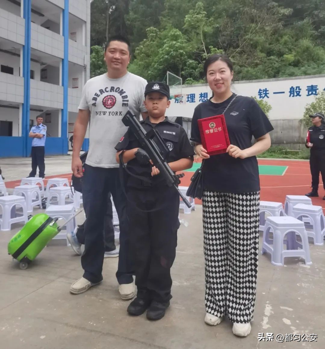 有一种力量来自警嫂的告白,警嫂致敬了不起的她