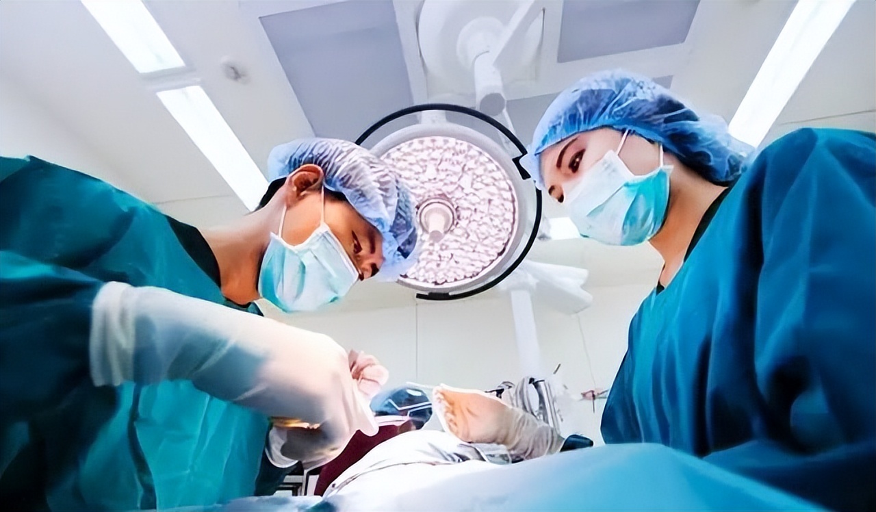 中国变性人造美女:申小勇整容后改名换姓渴望婚姻,后来如何