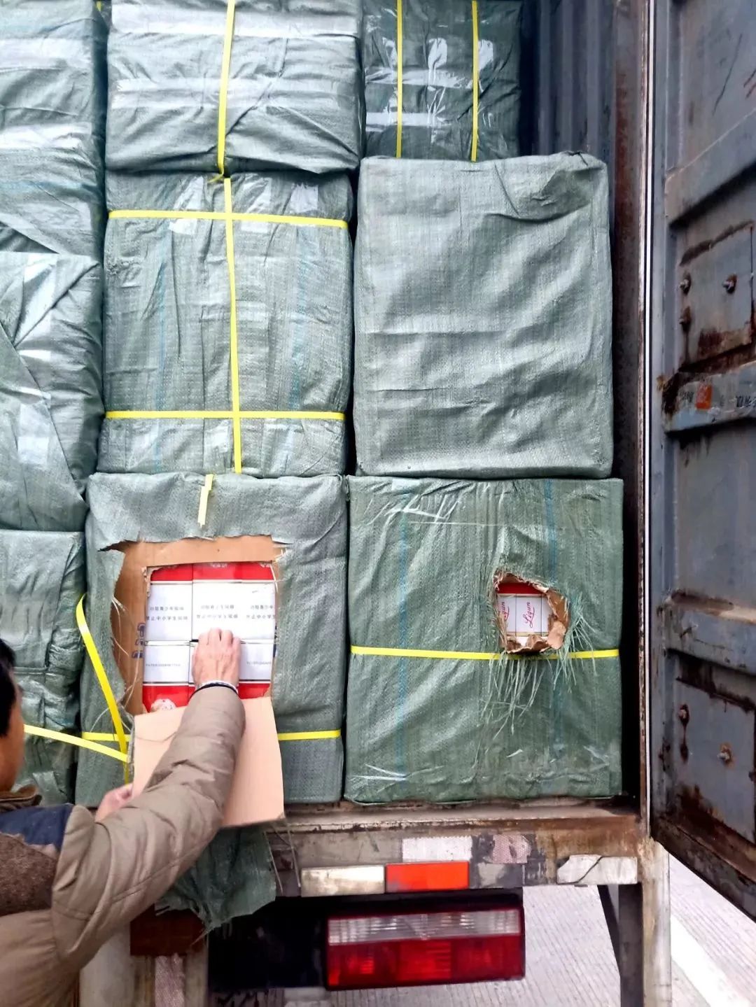 假冒芙蓉王烟,双喜利群芙蓉王