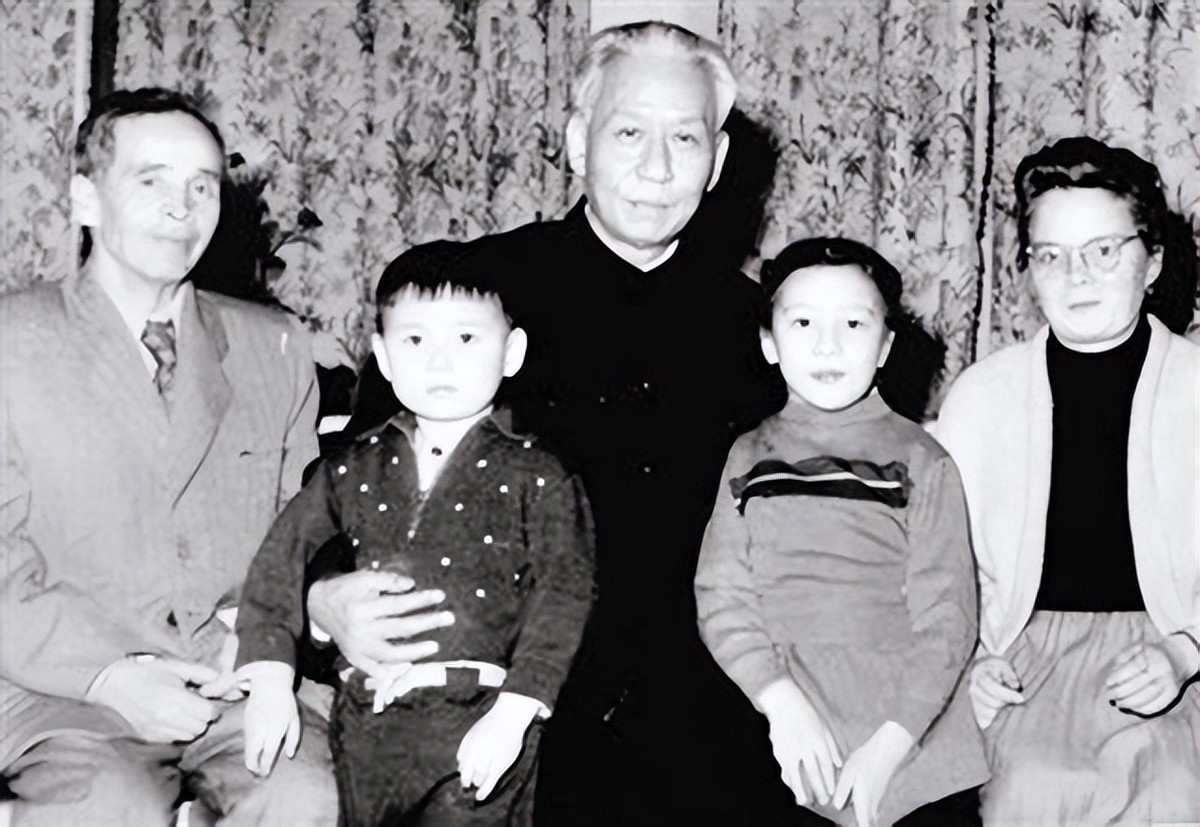 王光美回忆：为何*少奇刘**当选国家主席却没笑容？