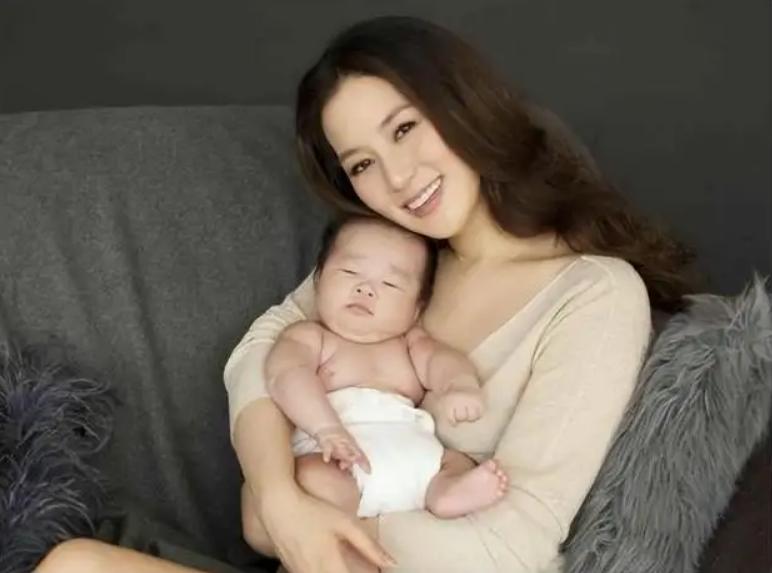 豪门儿媳生了三儿,豪门儿媳怀了四胞胎