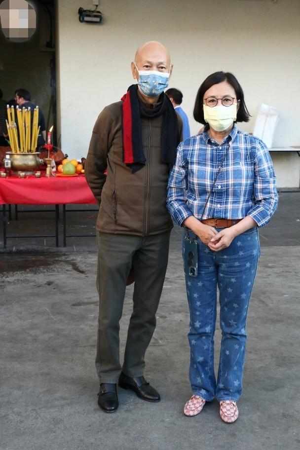 郑欣宜穿婚纱唱歌演唱会,郑欣宜罗文演唱会