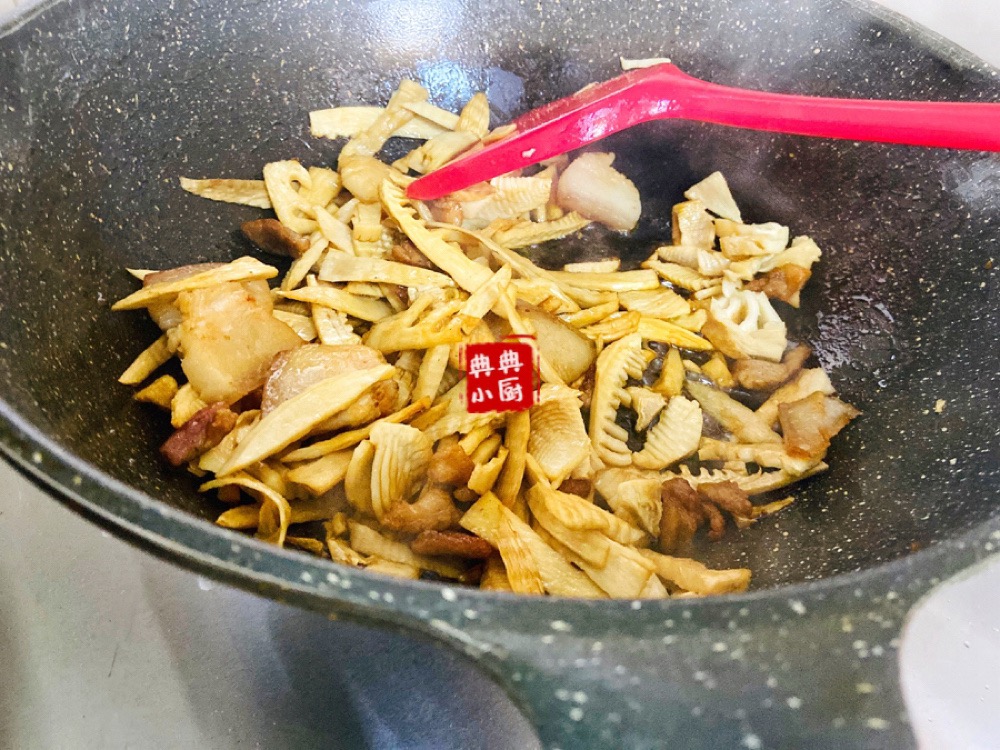 春笋干烧肉的家常做法,腊肉炒笋干的家常做法