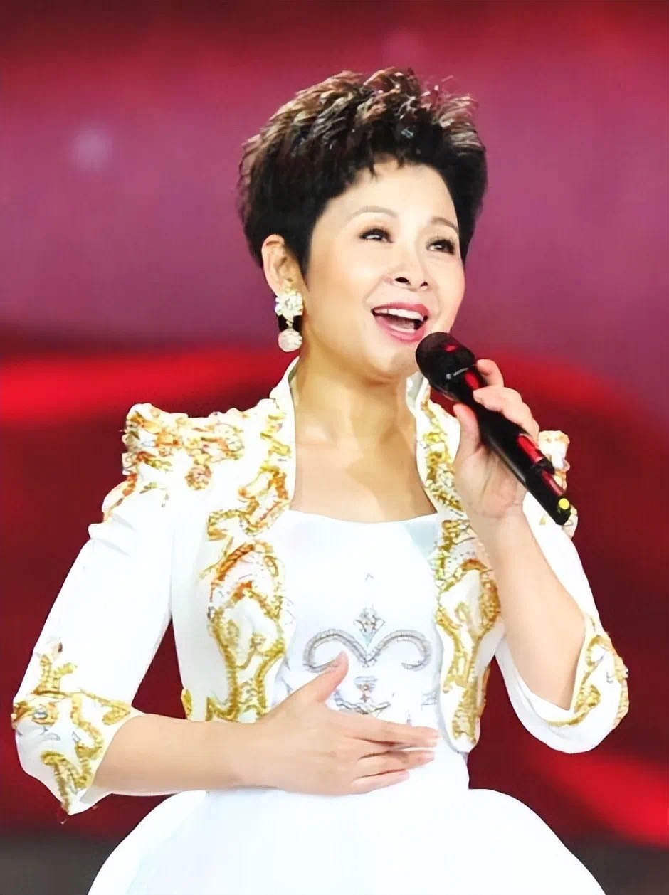 不婚、接廉价商演、走穴…一首歌唱一辈子的老牌歌星，现状各不同